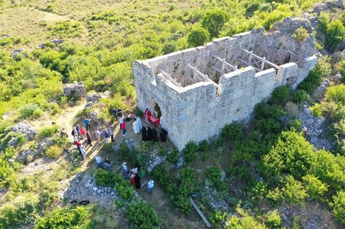 Read more about the article Ивањдан на Свачу – О. Синиша Смиљић: „Овдје тражимо Бога, покајање, љубав и мир“