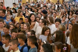 Read more about the article Moleban za početak školske godine u Baru: Kada je Bog s nama, onda smo najbolji, najpametniji i najljepši