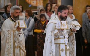 Read more about the article Liturgijsko sabranje u Hramu Svetog Jovana Vladimira: Put zadobijanja blagodati Božije je u odricanju od sebe