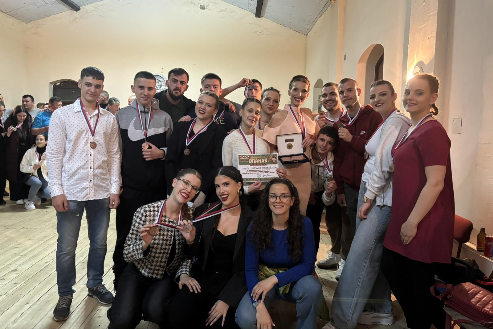 Read more about the article KUD „Sveti Jovan Vladimir“ osvojio treće mjesto na folklornom takmičenju „Zlatni opanak“ u Valjevu