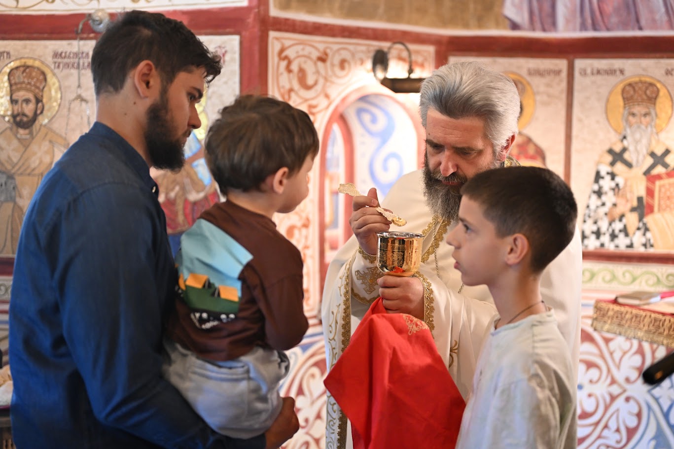 You are currently viewing Отац Слободан Зековић: „Као што је Христос из гроба васкрсао, тако ће васкрснути и светиња на Ловћену и она ће свједочити Христово васкрсење до краја свијета и вијека.“