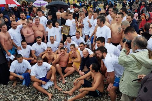 Read more about the article У Саборном храму Светог Јована Владимира свечано је прослављено Богојављење; Саво Лалошевић први до Часног Крста