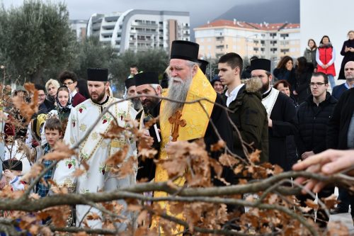 Read more about the article Митрополит Јоаникије на Бадњи дан служио Литургију у барском саборном храму