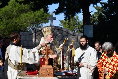 Read more about the article Mitropolit Joanikije osveštao konak i česmu u Manastiru Svetog Ilije na Volujici