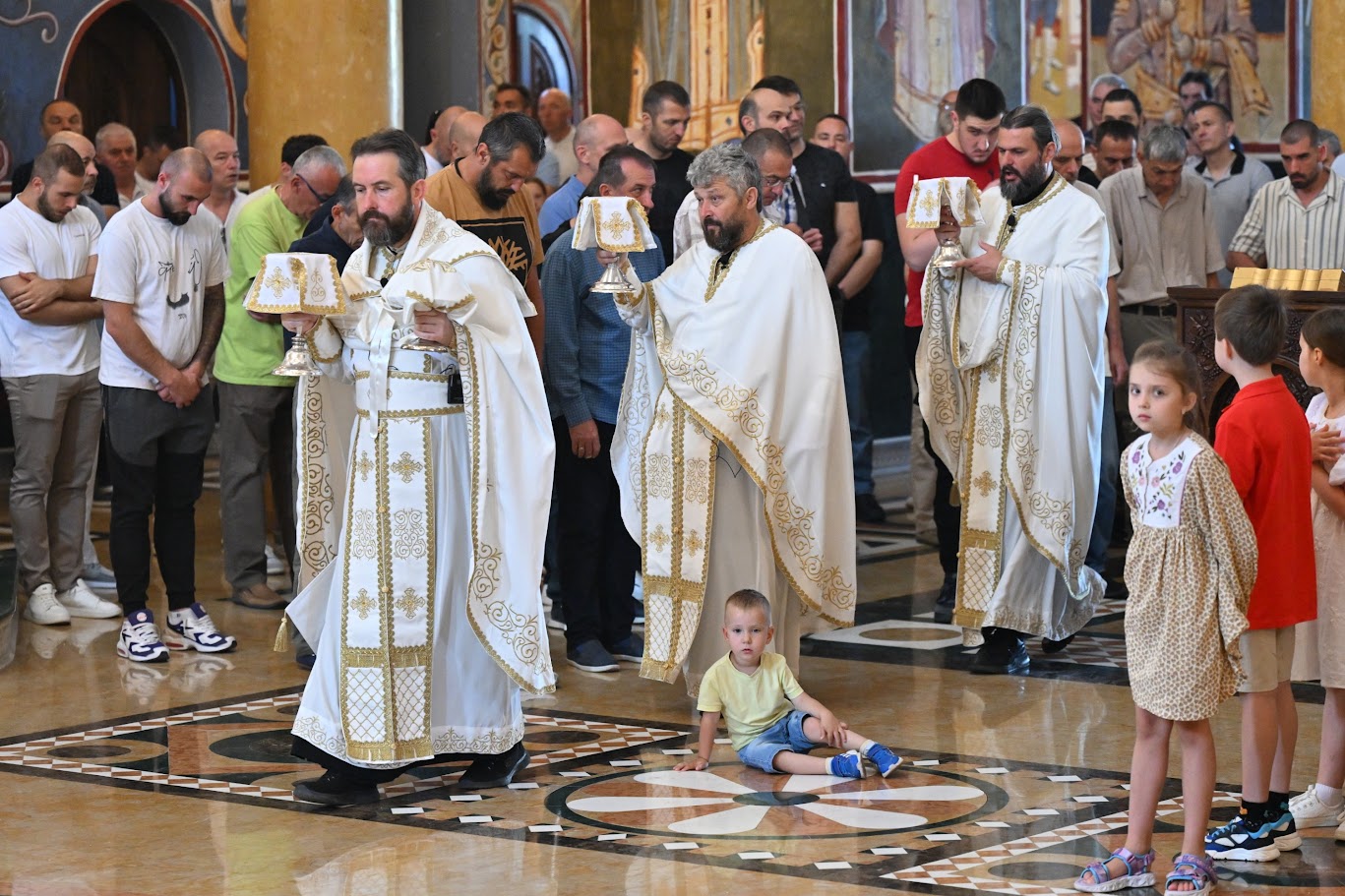 You are currently viewing Прота Младен Томовић: Свети апостоли су примјер нама хришћанима да и ми без имало размишљања кренемо за Христом.