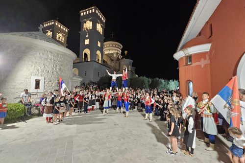 Read more about the article У порти барског храма одржано вече фолклора