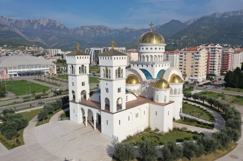 Read more about the article Crkvena opština Bar: Grubo vrijeđanje nije dobar put za očuvanje građanskog jedinstva i napretka zemlje