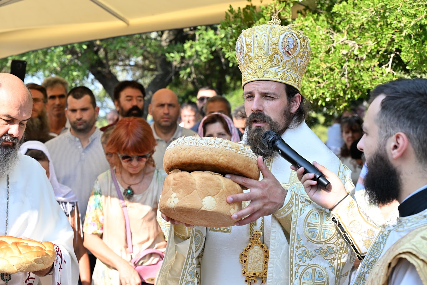 Read more about the article Владика Пајсије: „Треба сви да се угледамо на примјер Свете Параскеве, која је и ријечју и дјелом проповиједала Јеванђеље Христово“