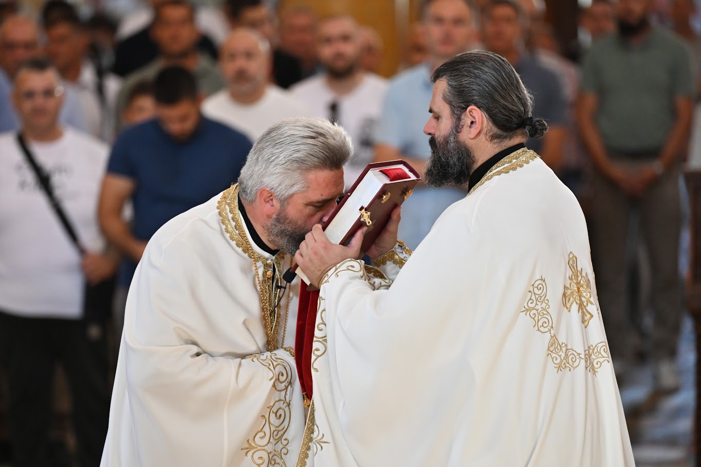 You are currently viewing Otac Slobodan Zeković: „Kroz trpljenje i nošenje krsta svoga, mi se spasavamo i utabanom stazom idemo ka cilju našeg života, ka Carstvu Nebeskome“