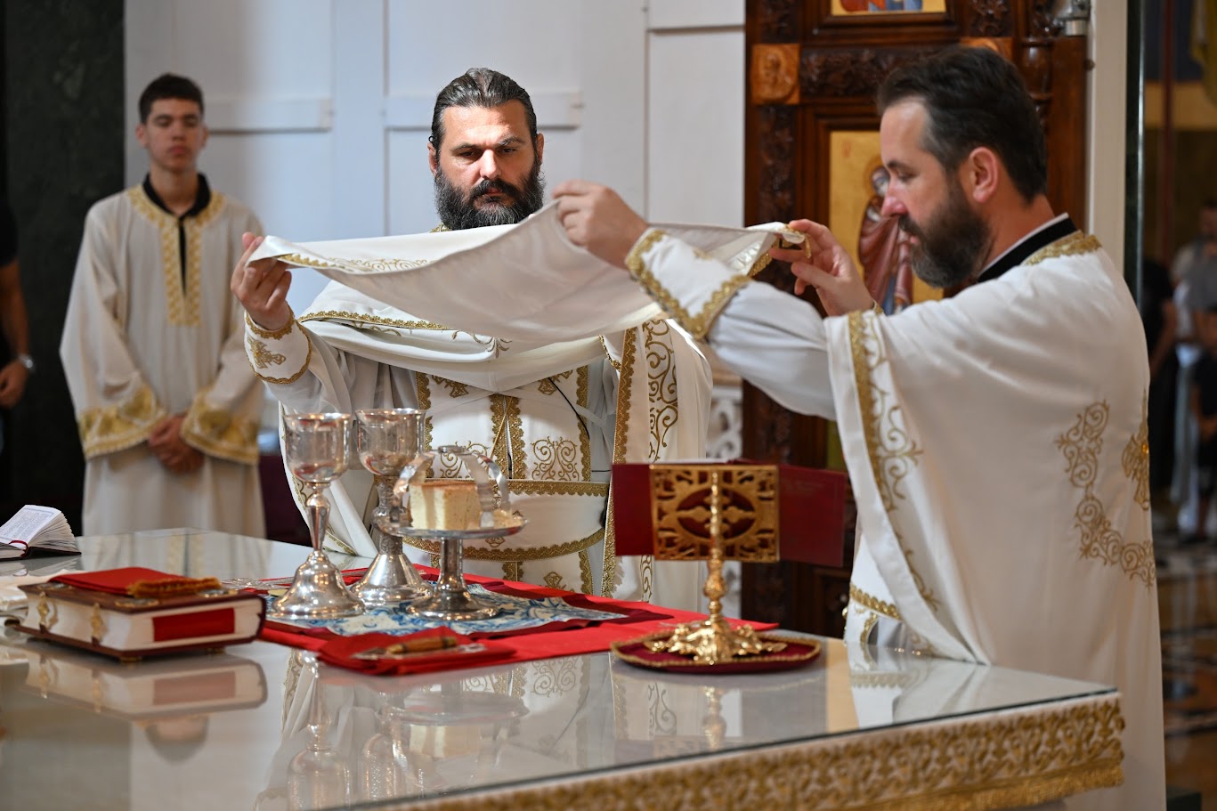 You are currently viewing U nedelju 10. po Duhovima, na praznik Svetih sedam mladića u Efesu, služena Sveta Liturgija u hramu Svetog Jovana Vladimira