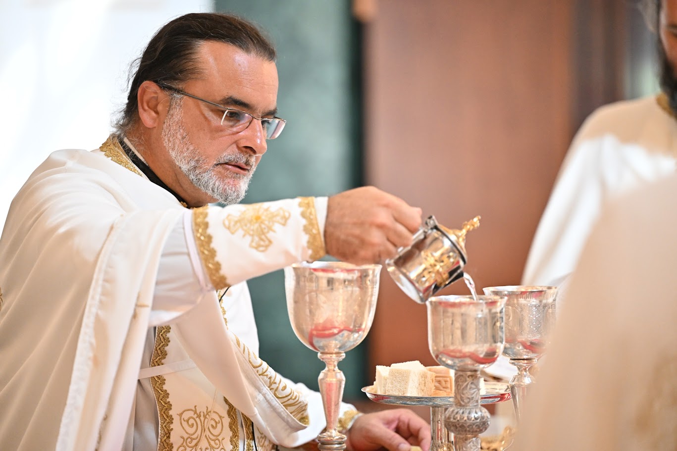 Read more about the article Протојереј Мирослав Петров: „Дужни смо још више просијавати дјела добра, љубави и мира. На то нас призивају свети из рода нашег српског.“