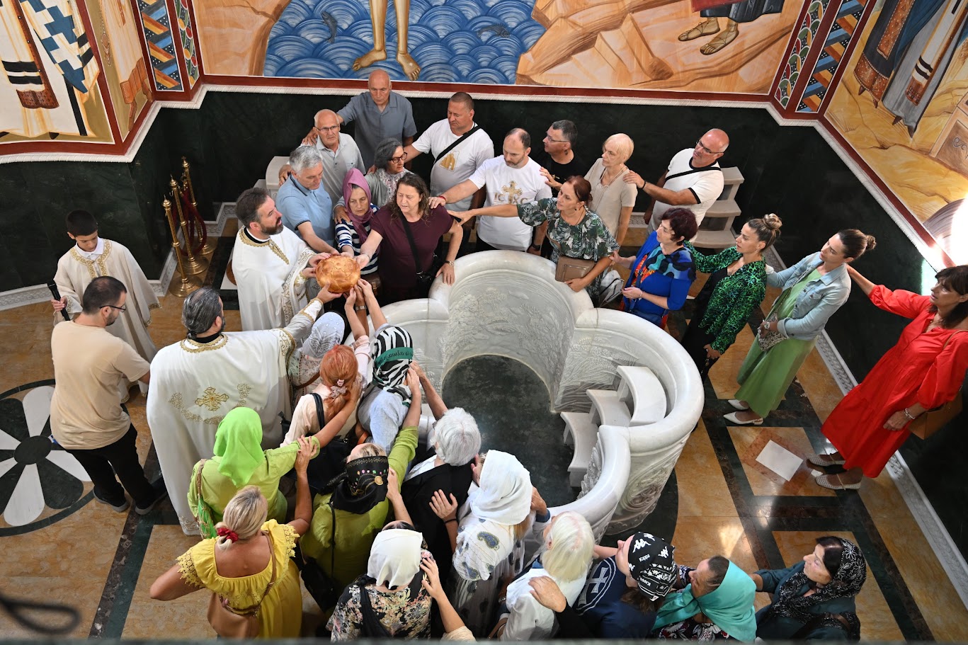 You are currently viewing Отац Младен Томовић: „Кроз знамење крста ми себе васкрсавамо, васкрсавамо своје душе, свој ум, своје тијело и на тај начин себе спасавамо.“