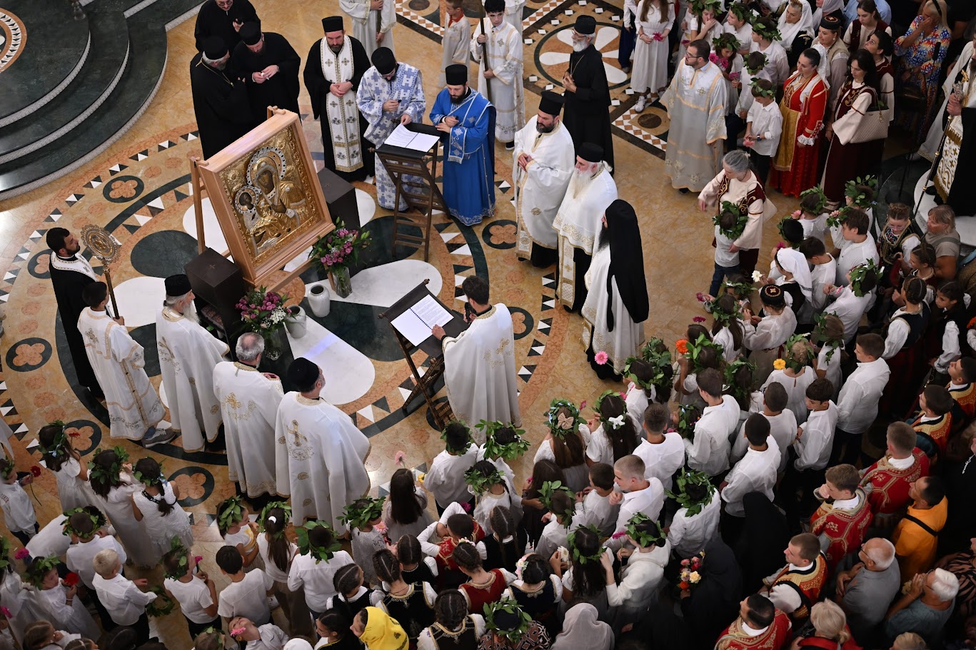 You are currently viewing Барани дочекали вјерни препис иконе Богородице Тројеручице