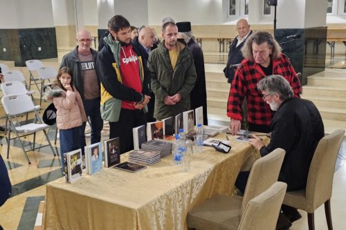 Read more about the article Autorsko veče pjesnika Nevena Milakovića u kripti Sabornog hrama Svetog Jovana Vladimira