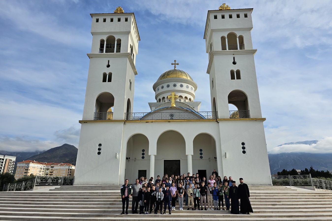 Read more about the article Дјеца са КиМ посјетила Саборни храм у Бару