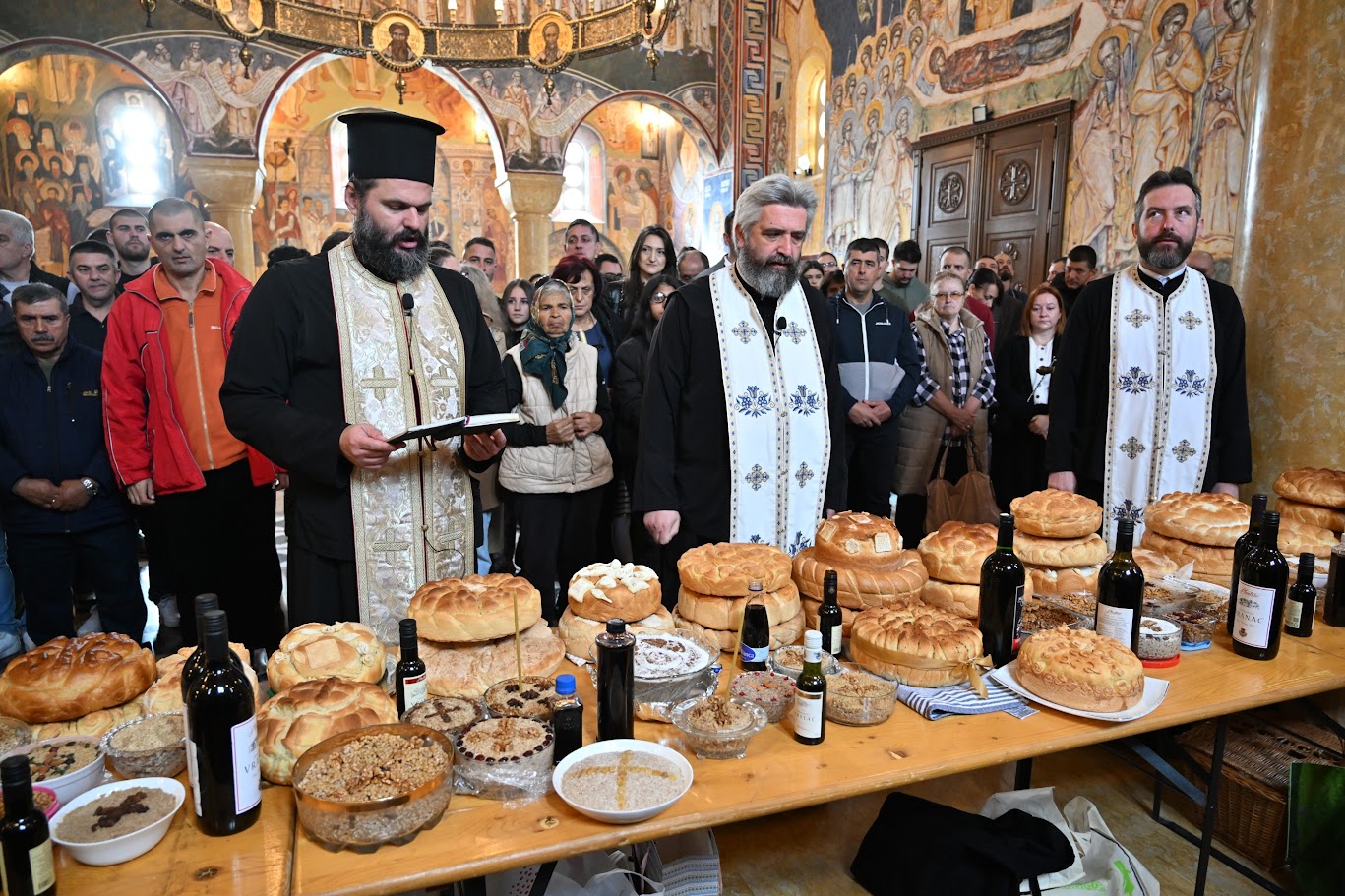 Read more about the article Аранђеловдан у барском Саборном храму. Отац Слободан: „Трудимо се да по заповијестима Божијим живимо, јер ћемо тада имати у пуноћи благослов и заштиту Светих Ангела Божијих.“