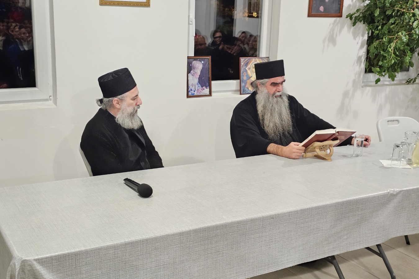 Read more about the article Игуман Рафаило одржао предавање на тему „ИЗ ЉУБАВИ ЖАРКЕ“