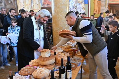 Read more about the article Otac Slobodan Zeković „Gospod je Svetog Nikolaja proslavio velikom silom i blagodaću, koja se do današnjega dana izliva preko njegovih svetih moštiju“