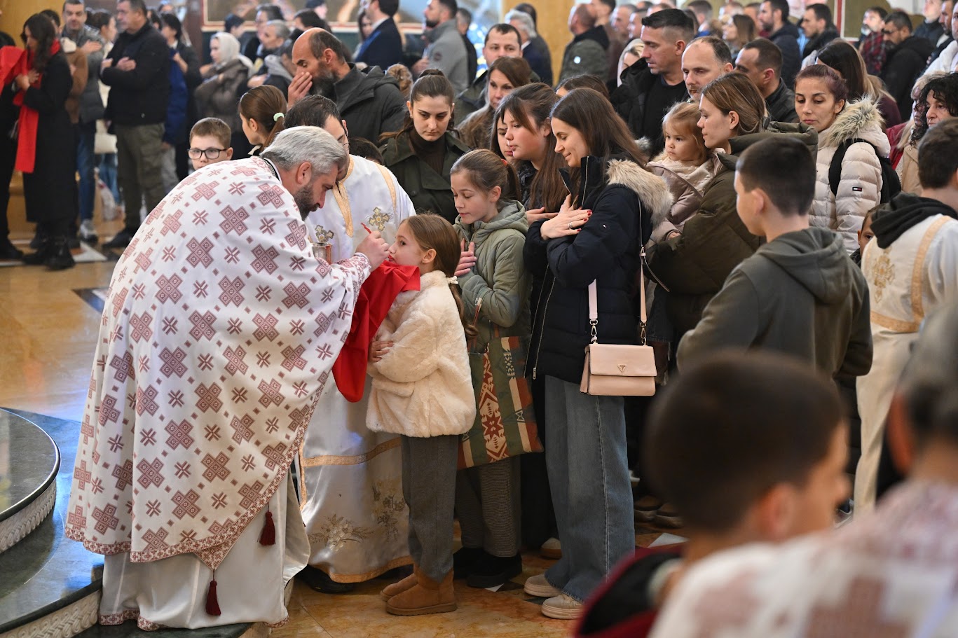 Read more about the article Отац Слободан Зековић: „Да ли након имена Божијега има љепшег имена него што је име мајке, и љепше службе и љепшега дара, него што је дар материнства“