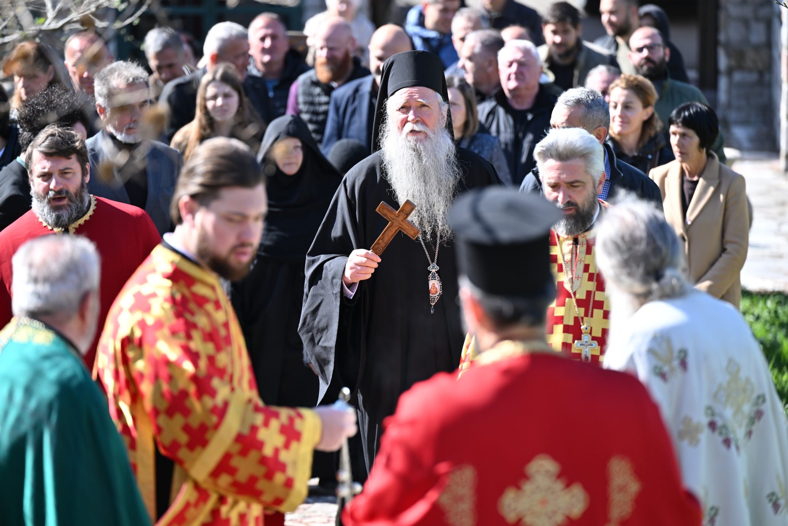 Read more about the article Митрополит црногорско-приморски г. Јоаникије служио је са свештенством и вјерним народом, Свету архијерејску литургију у Манастиру Светих апостола Петра и Павла на Рибњаку код Бара.