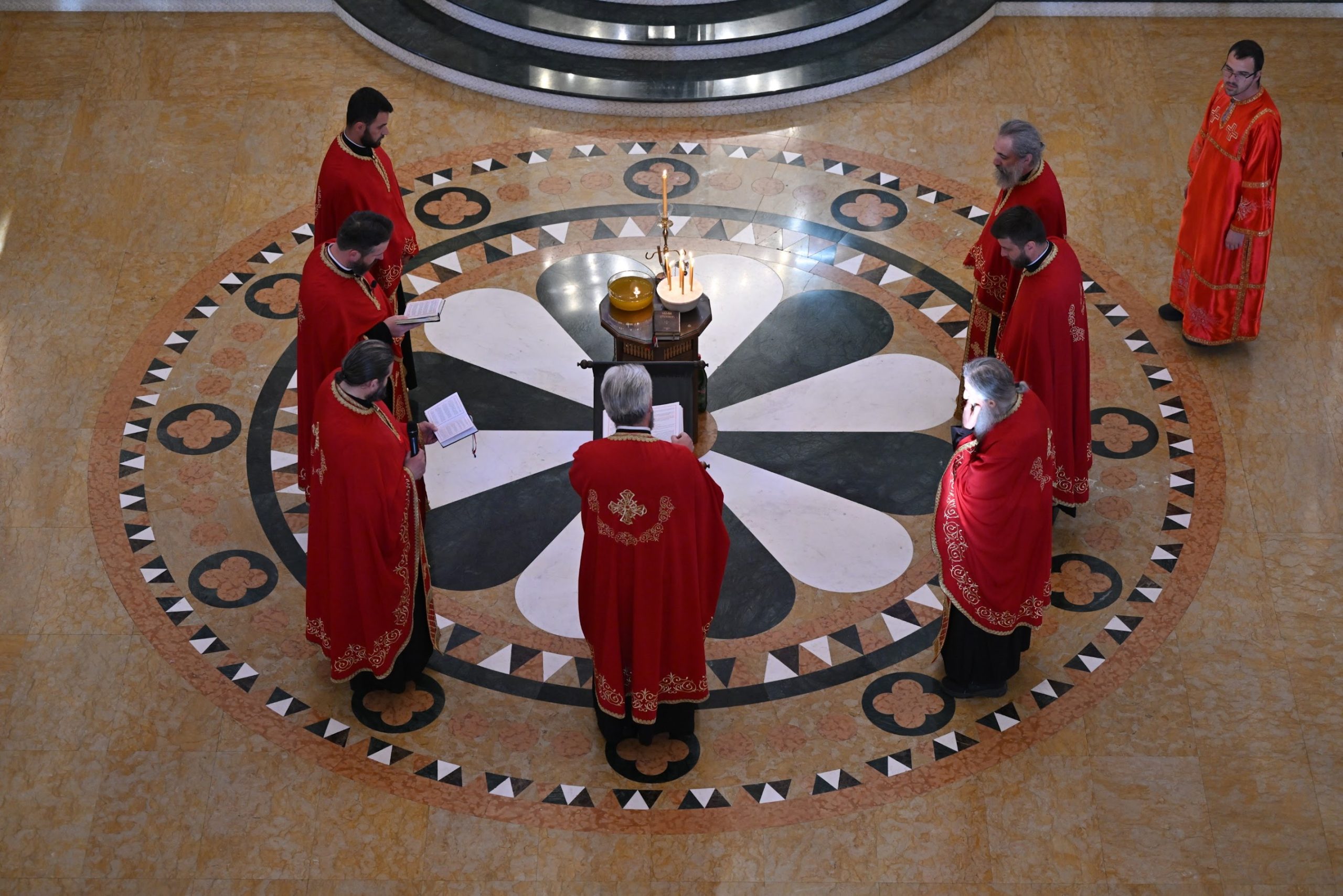 Read more about the article Света тајна јелеосвећења на Велику сриједу у барском храму. Прота Слободан: „По мјери наше вјере Господ нам даје обиље своје благодати. Свакоме даје оно што му је на корист и на спасење.“