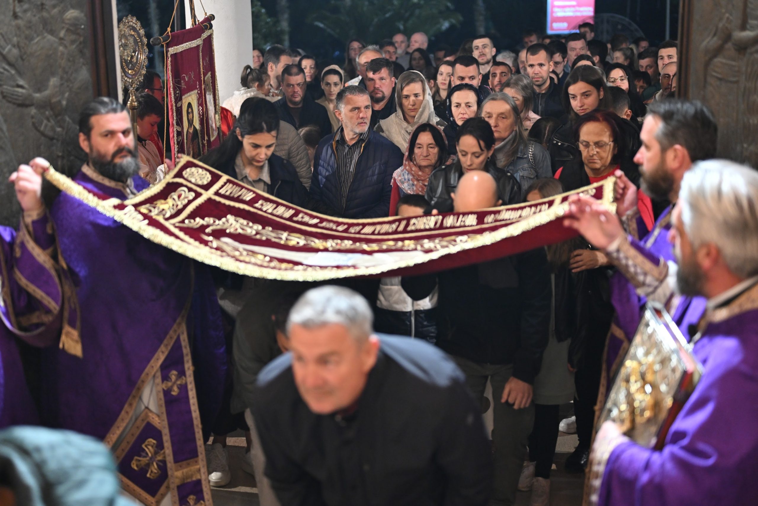 Read more about the article Велики петак у Саборном храму Светог Јована Владимира. Отац Слободан Зековић: „Господ је ради нас добровољно претрпио страдање и себе унизио све до распећа на крсту“