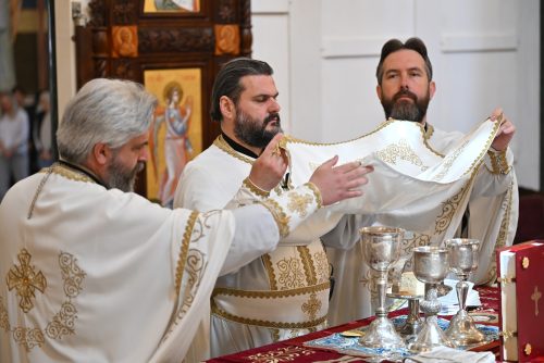 Read more about the article Отац Слободан Зековић: „Као што се Господ јавио и срео са женом Самаријанком на Јаковљевом извору, тако се срета и са нама свакога дана и упућује ријечи спасења и нама, као што је упутио и жени Самаријанки.“