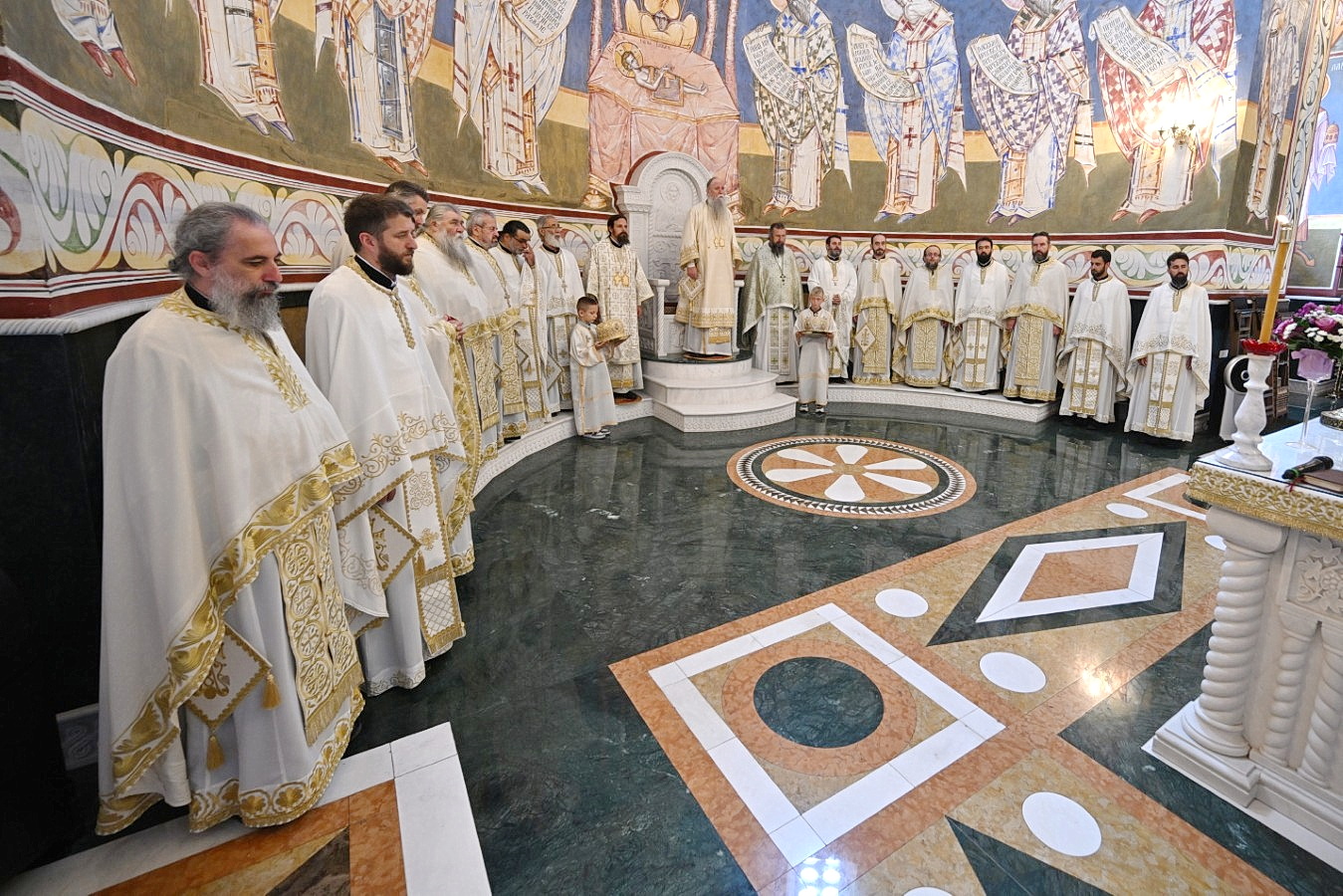 Read more about the article Митрополит Јоаникије: Крст Светог Јована Владимира примио је силу Крста Христовог и штити овај град и народ