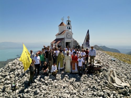 Read more about the article 21. годишњица освећења цркве Свете Тројице на Румији. Владика Пајсије: Бог тражи наша дјела – плодове