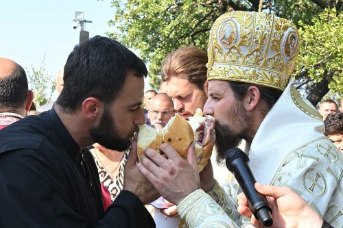 Read more about the article Прослављена слава цркве Свете Петке у Сутомору. Епископ диоклијски Пајсије: Да са радошћу прихватимо   јарам Христов, да себе сматрамо слугама Божијим, а да нас Бог препозна као Његову дјецу вјерну и љубљену“
