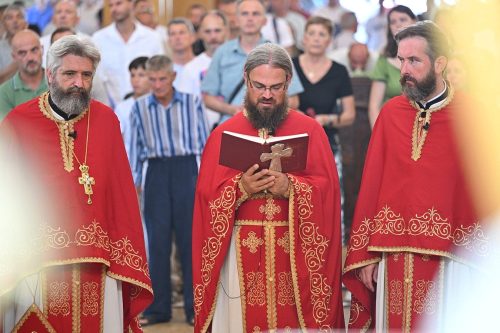 Read more about the article Преображење Господње прослављено у барском саборном храму. Отац Никола Милић: „Преобразимо наш себичлук у милосрђе, нашу мржњу у љубав, и наше расејане мисли у молитву“