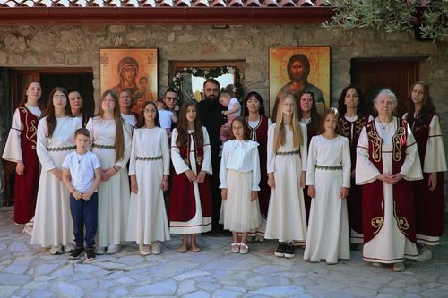 Прочитајте више о чланку Пјевачка група „Дарови Светог Јована Владимира“ издала спот за пјесму „СВЕТОРОДНА ЛОЗА“