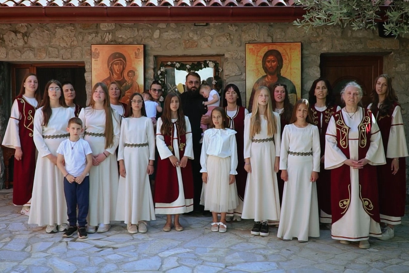 Прочитајте више о чланку Пјевачка група „Дарови Светог Јована Владимира“ издала спот за пјесму „СВЕТОРОДНА ЛОЗА“